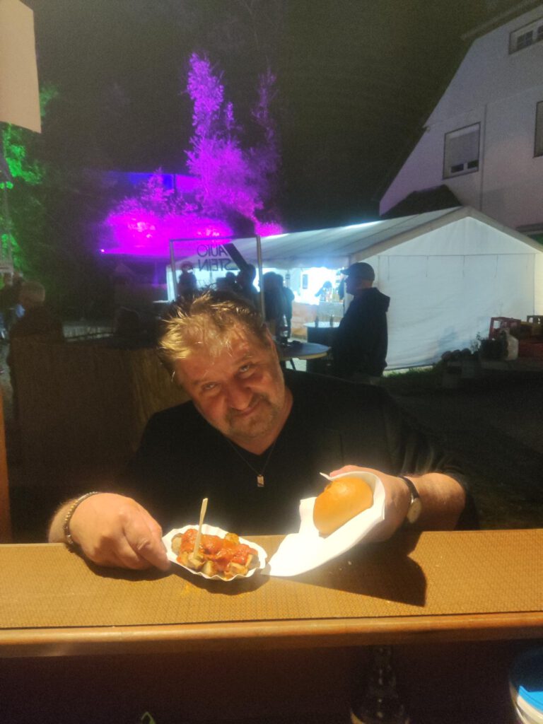 Bernd Wuttke alias Groenland mit 'ner Currywurst