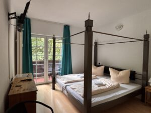 Doppelzimmer mit Bad und Balkon