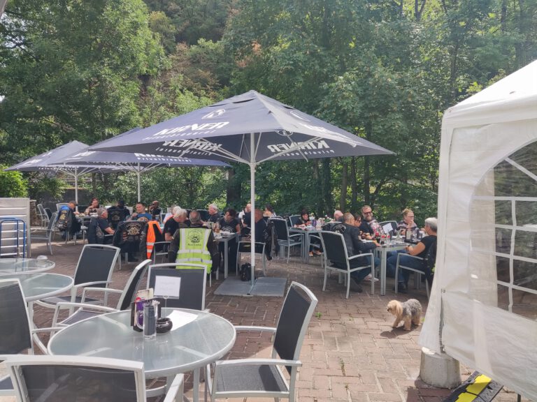 Biker an der Mühle
