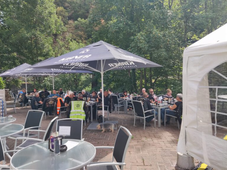 Biker an der Mühle
