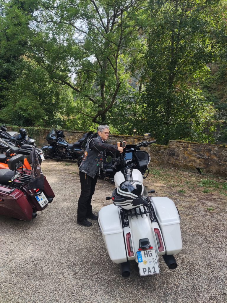 Biker an der Mühle