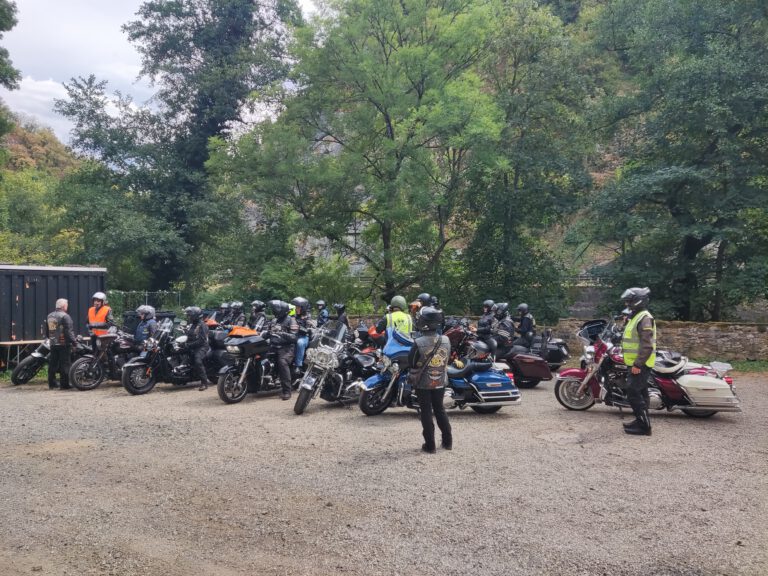 Biker an der Mühle